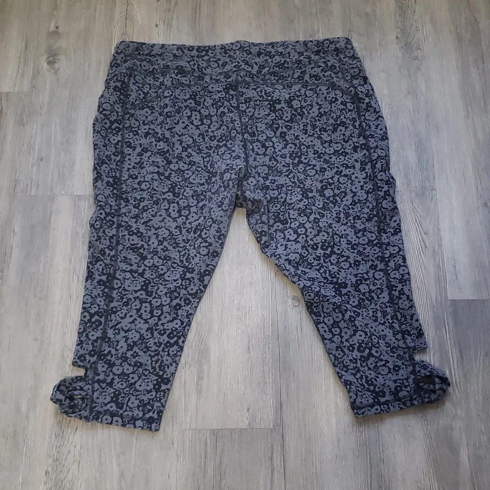 Xersion stretchy floral black colored leggings - Picture 13 of 14